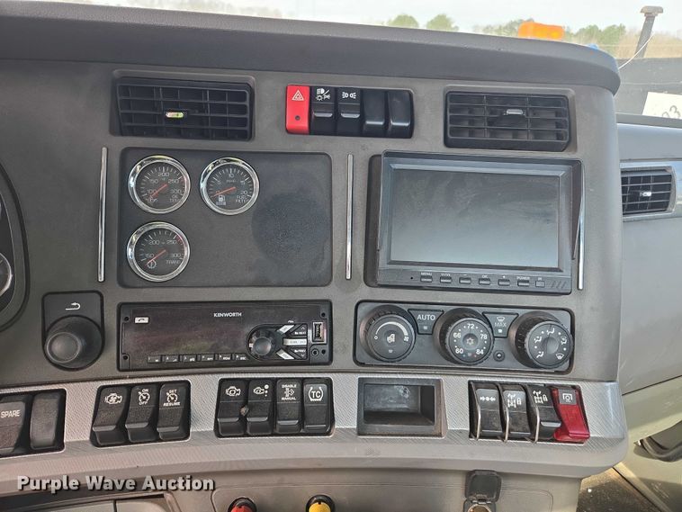 image for item YA2753 2017 Kenworth T880 truck cab and chassis