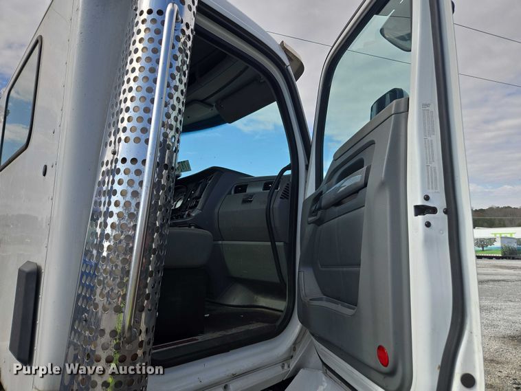 image for item YA2753 2017 Kenworth T880 truck cab and chassis