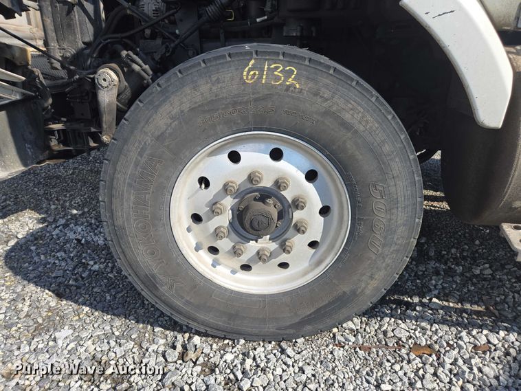 image for item YA2753 2017 Kenworth T880 truck cab and chassis