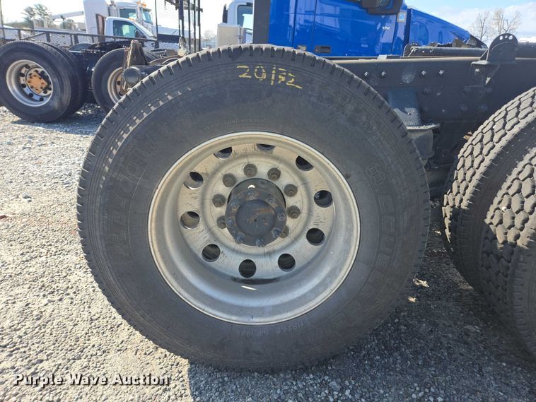 image for item YA2753 2017 Kenworth T880 truck cab and chassis