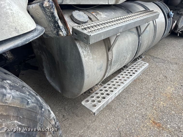 image for item YA3016 2019 Kenworth T880 vacuum truck
