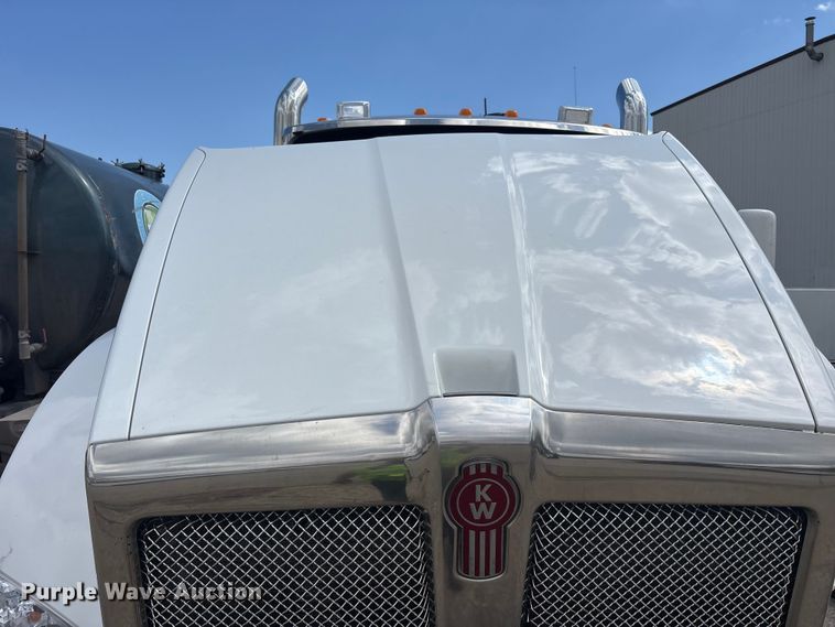 image for item YA3016 2019 Kenworth T880 vacuum truck