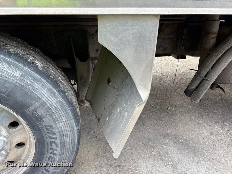 image for item YA3016 2019 Kenworth T880 vacuum truck