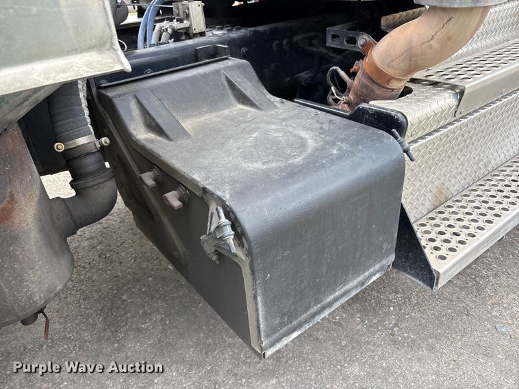 image for item YA3016 2019 Kenworth T880 vacuum truck