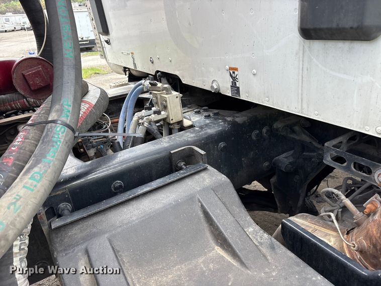 image for item YA3016 2019 Kenworth T880 vacuum truck
