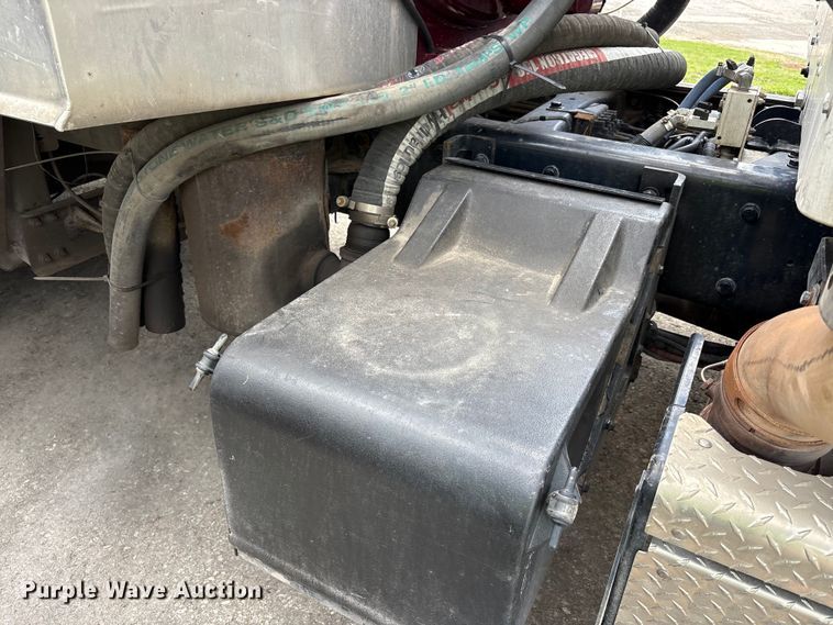 image for item YA3016 2019 Kenworth T880 vacuum truck