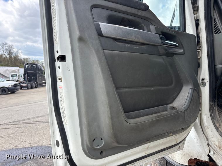 image for item YA3016 2019 Kenworth T880 vacuum truck