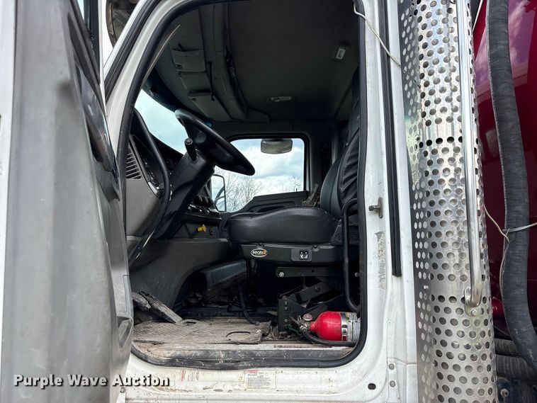 image for item YA3016 2019 Kenworth T880 vacuum truck