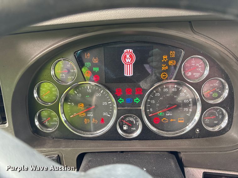 image for item YA3016 2019 Kenworth T880 vacuum truck
