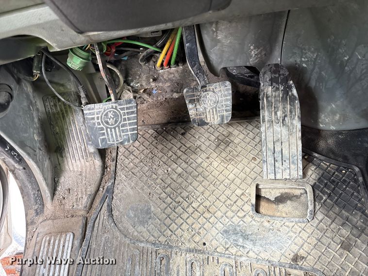 image for item YA3016 2019 Kenworth T880 vacuum truck