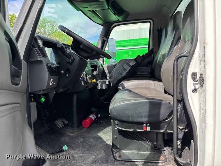 image for item YA3140 2019 International MV607 box truck