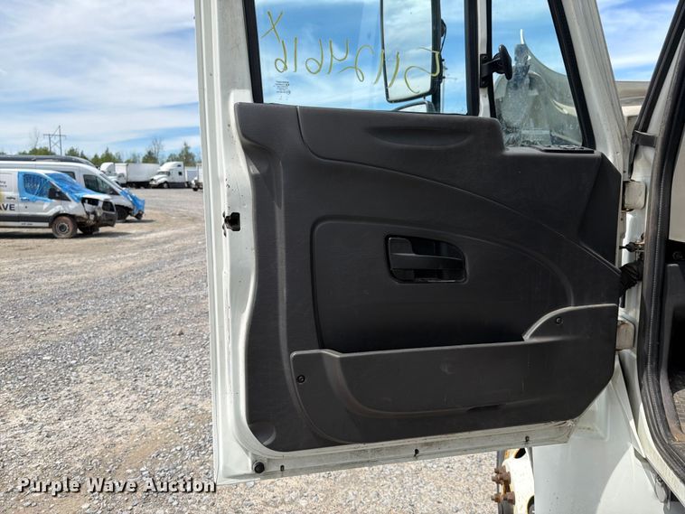 image for item YA3364 2016 International 4300 box truck