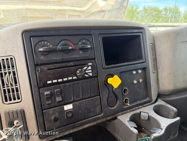 image for item YA3364 2016 International 4300 box truck