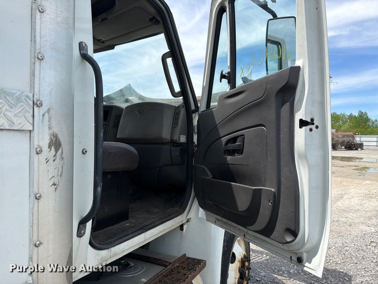 image for item YA3364 2016 International 4300 box truck