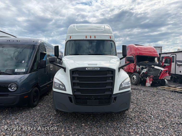 image for item YA3382 2020 Freightliner Cascadia semi truck