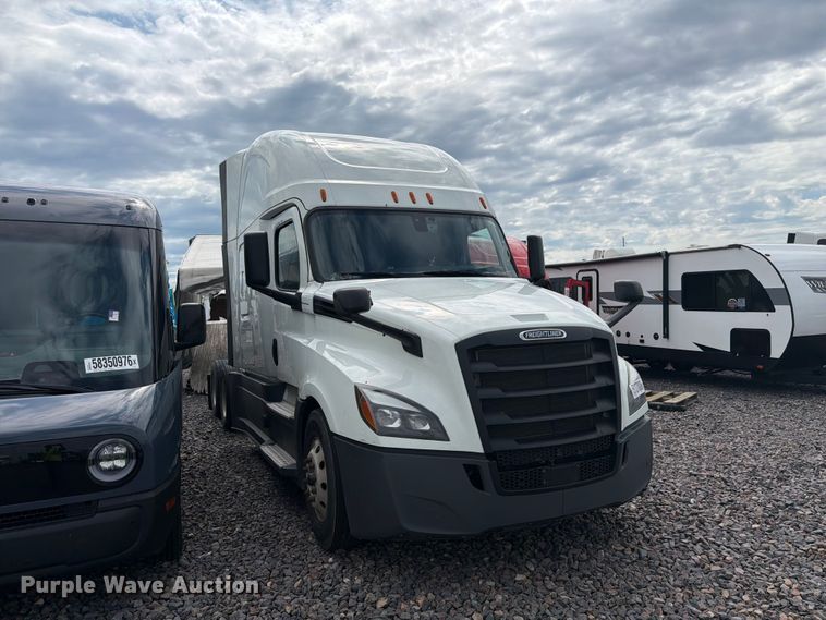 image for item YA3382 2020 Freightliner Cascadia semi truck