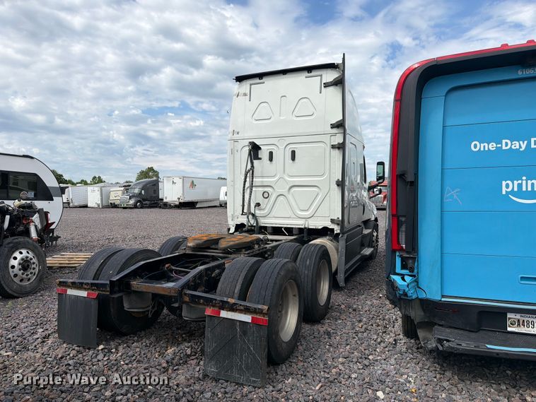 image for item YA3382 2020 Freightliner Cascadia semi truck