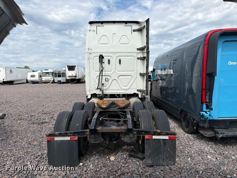 image for item YA3382 2020 Freightliner Cascadia semi truck
