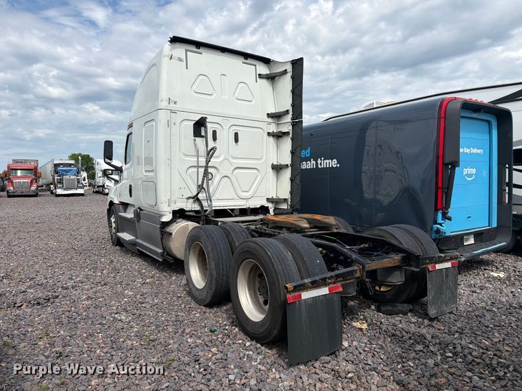 image for item YA3382 2020 Freightliner Cascadia semi truck