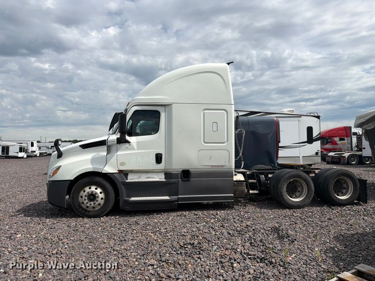 image for item YA3382 2020 Freightliner Cascadia semi truck