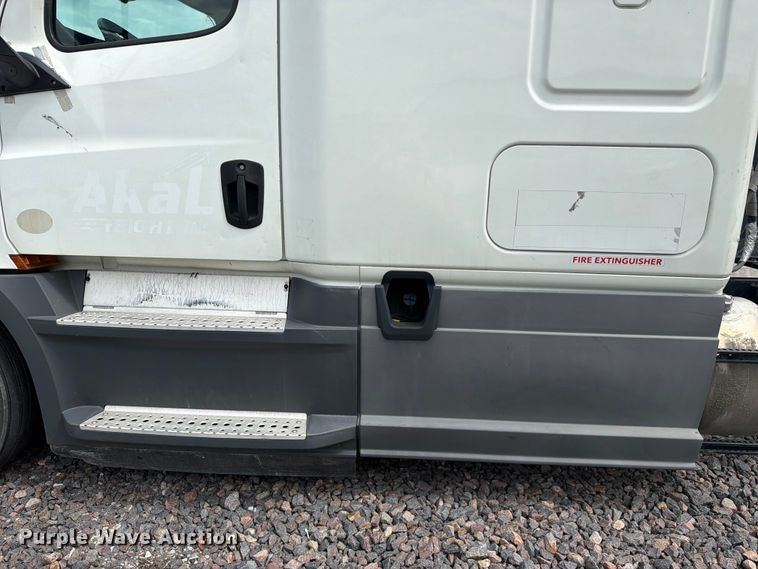 image for item YA3382 2020 Freightliner Cascadia semi truck