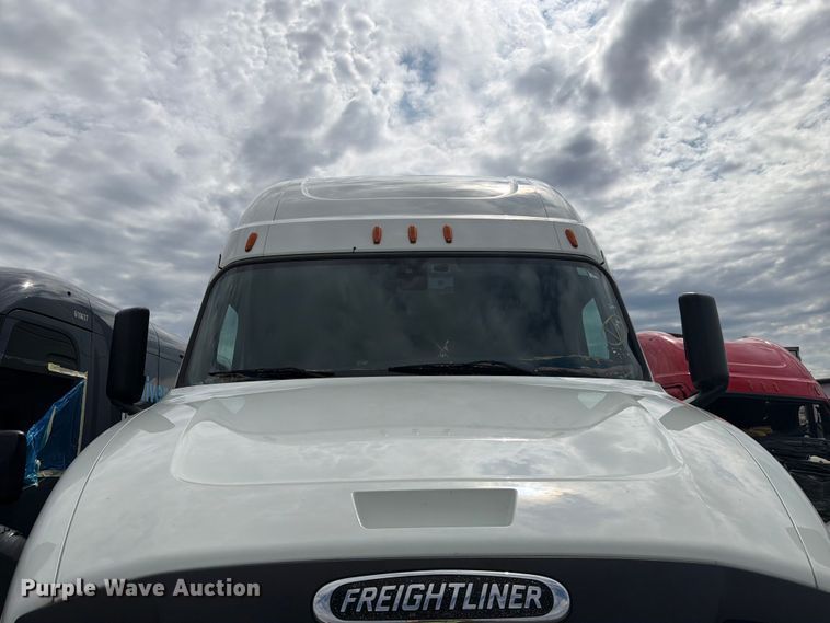 image for item YA3382 2020 Freightliner Cascadia semi truck