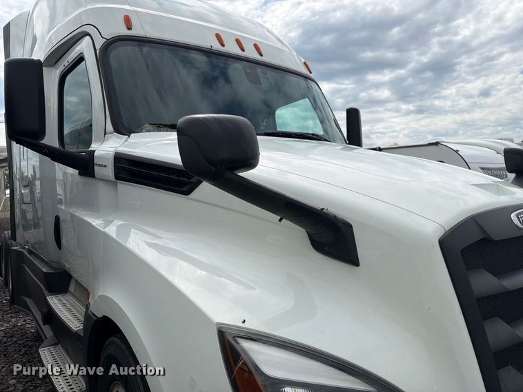 image for item YA3382 2020 Freightliner Cascadia semi truck
