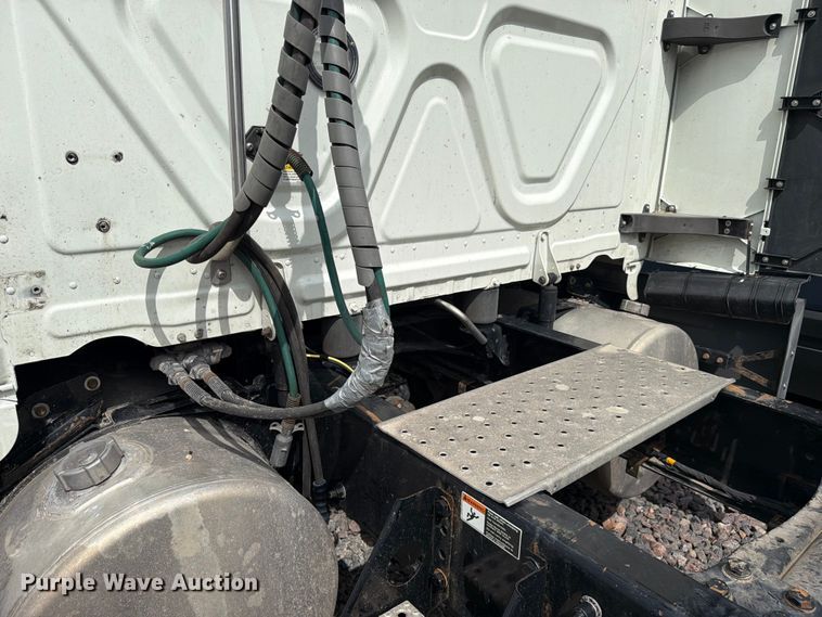 image for item YA3382 2020 Freightliner Cascadia semi truck