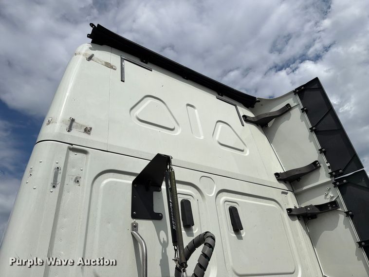 image for item YA3382 2020 Freightliner Cascadia semi truck