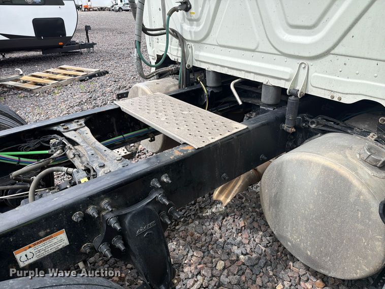 image for item YA3382 2020 Freightliner Cascadia semi truck