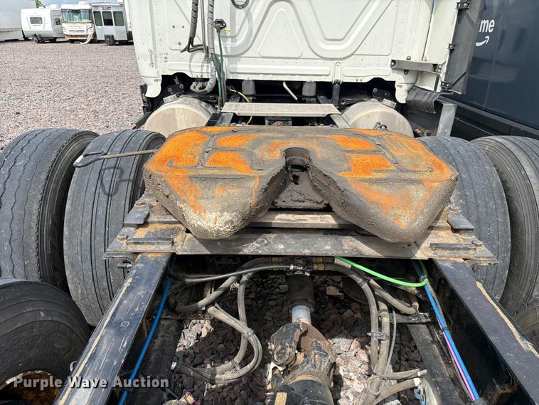 image for item YA3382 2020 Freightliner Cascadia semi truck