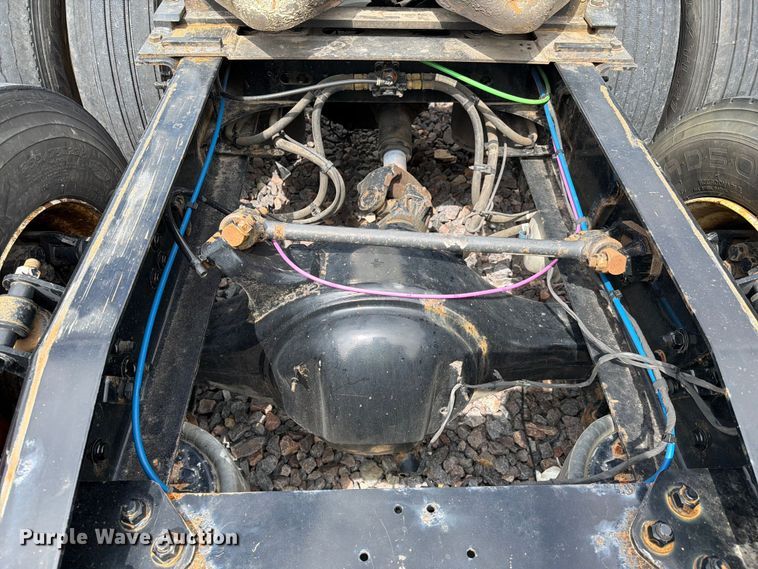 image for item YA3382 2020 Freightliner Cascadia semi truck