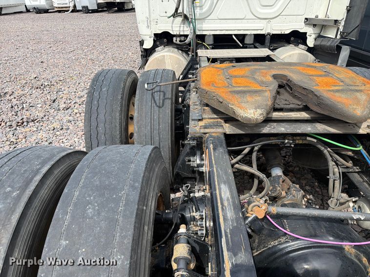 image for item YA3382 2020 Freightliner Cascadia semi truck