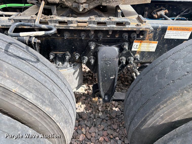 image for item YA3382 2020 Freightliner Cascadia semi truck
