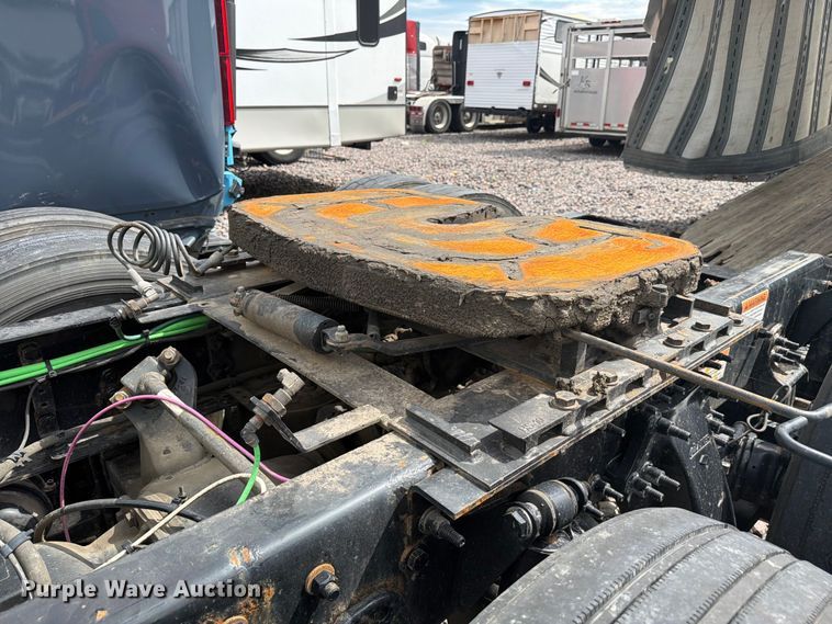 image for item YA3382 2020 Freightliner Cascadia semi truck