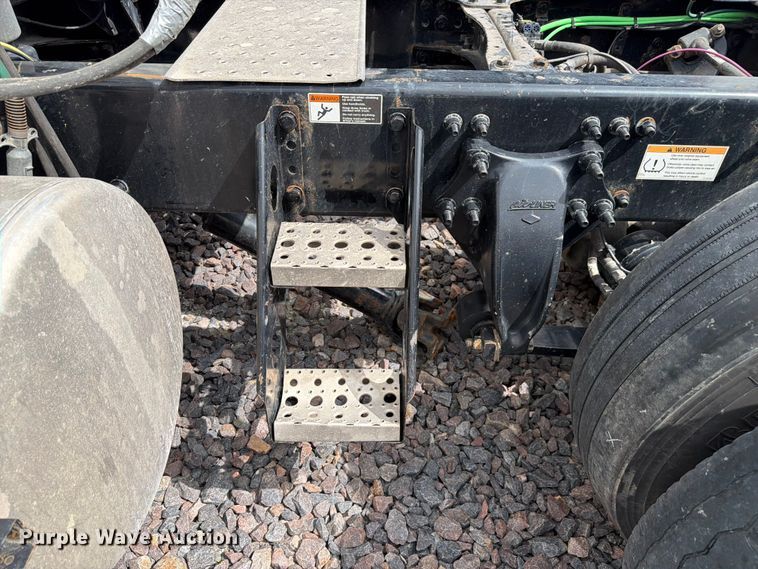 image for item YA3382 2020 Freightliner Cascadia semi truck