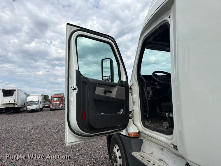 image for item YA3382 2020 Freightliner Cascadia semi truck