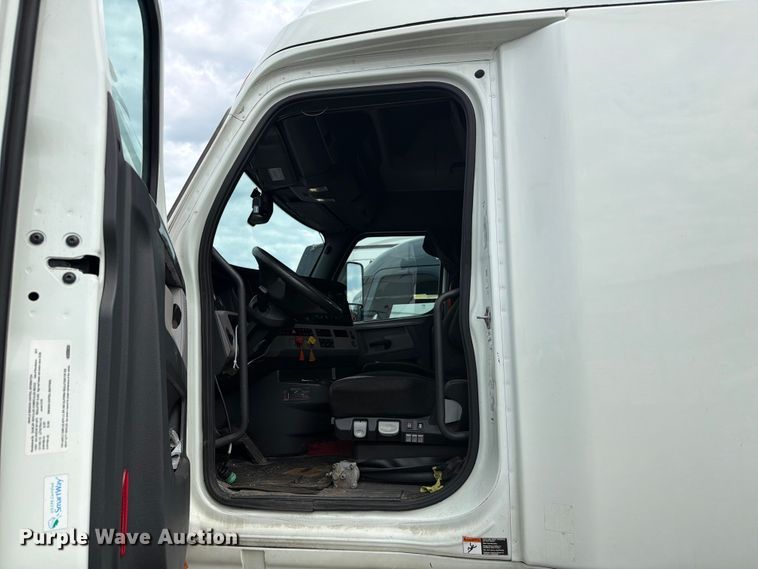 image for item YA3382 2020 Freightliner Cascadia semi truck