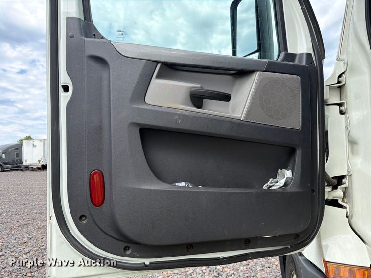 image for item YA3382 2020 Freightliner Cascadia semi truck