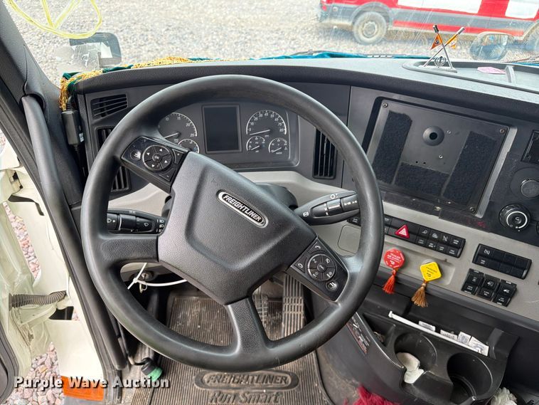 image for item YA3382 2020 Freightliner Cascadia semi truck