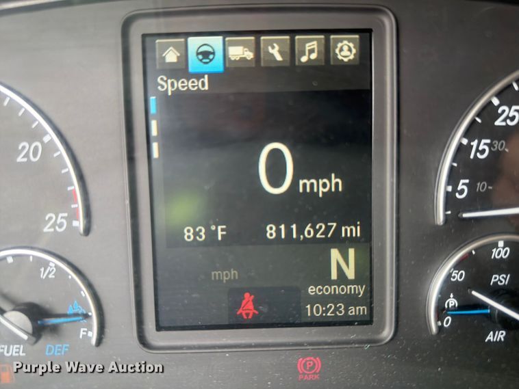 image for item YA3382 2020 Freightliner Cascadia semi truck