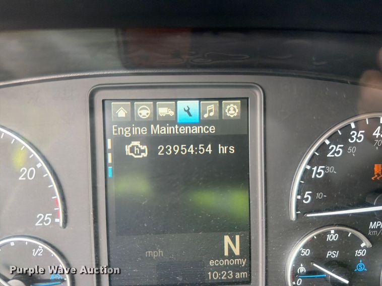 image for item YA3382 2020 Freightliner Cascadia semi truck
