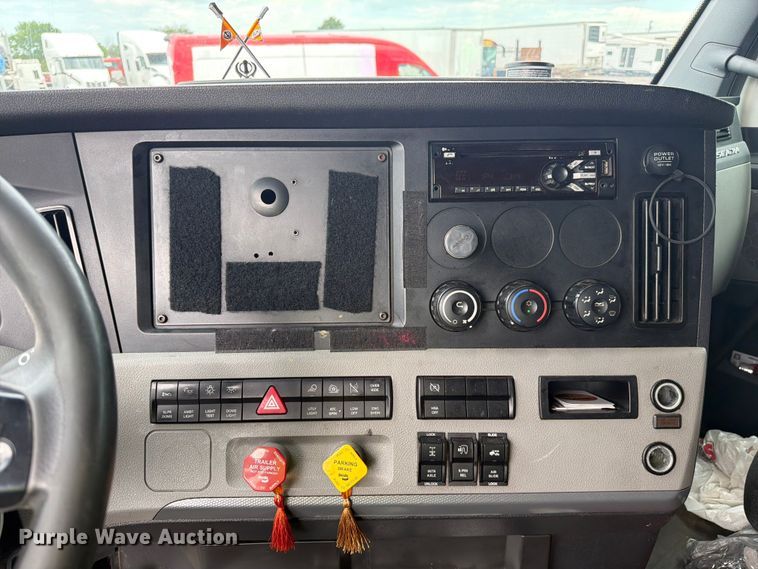 image for item YA3382 2020 Freightliner Cascadia semi truck