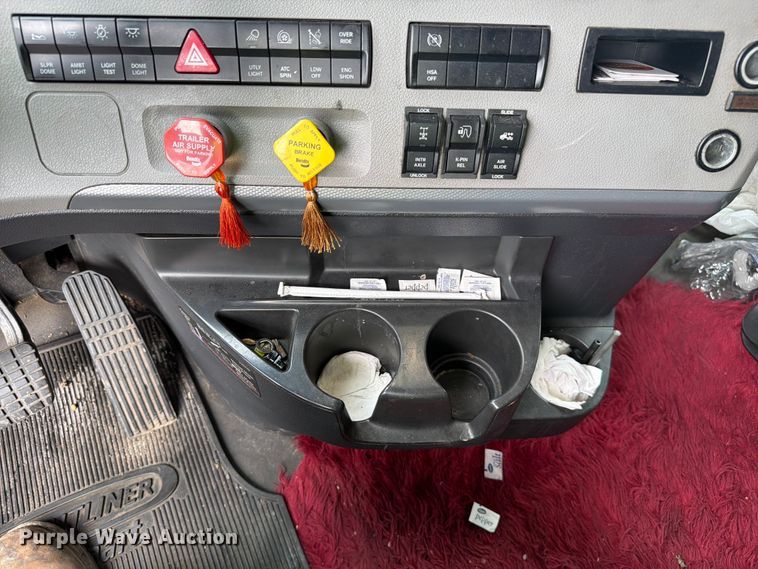 image for item YA3382 2020 Freightliner Cascadia semi truck