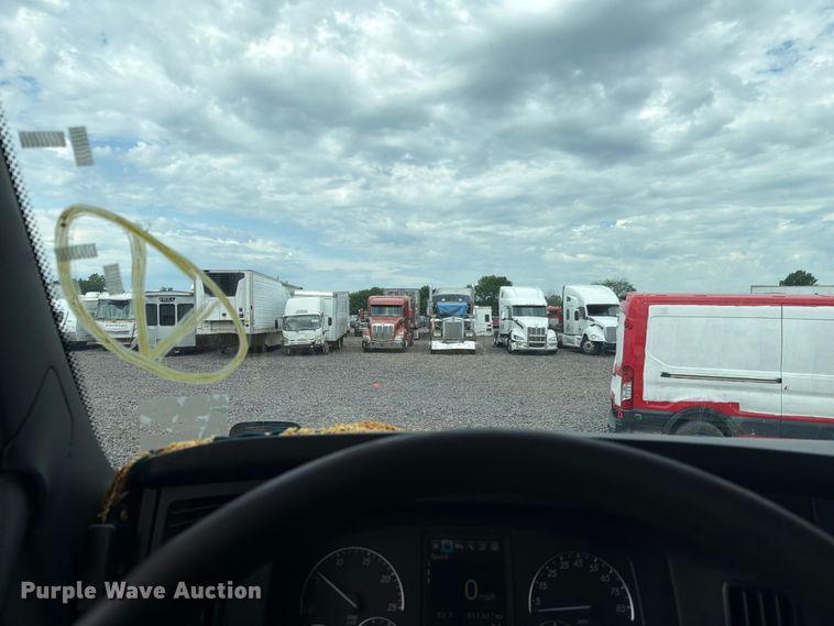 image for item YA3382 2020 Freightliner Cascadia semi truck