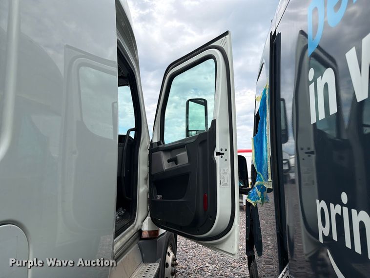 image for item YA3382 2020 Freightliner Cascadia semi truck