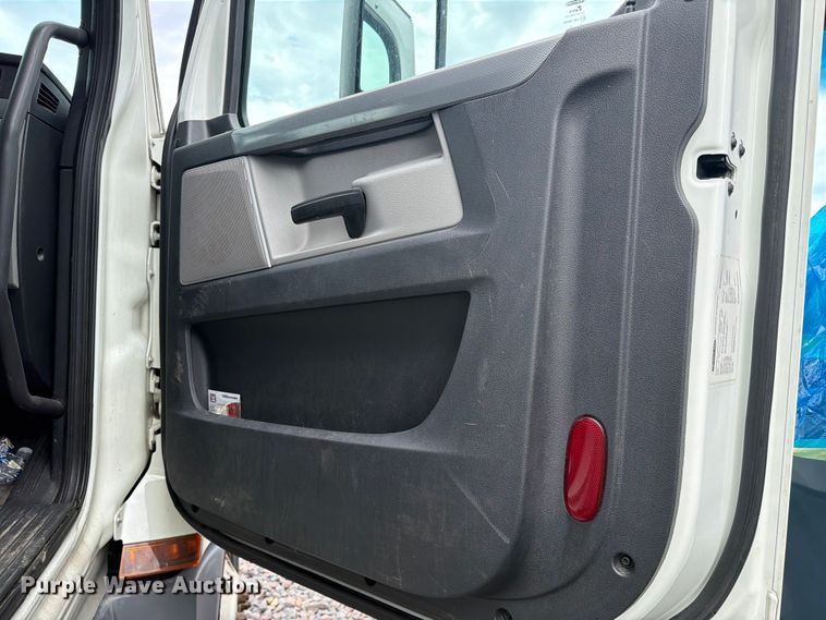 image for item YA3382 2020 Freightliner Cascadia semi truck