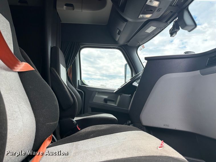 image for item YA3382 2020 Freightliner Cascadia semi truck