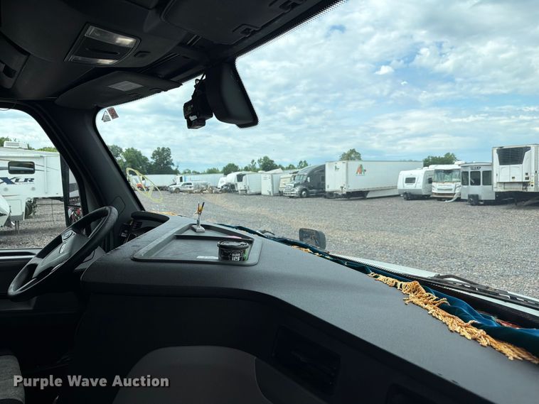 image for item YA3382 2020 Freightliner Cascadia semi truck