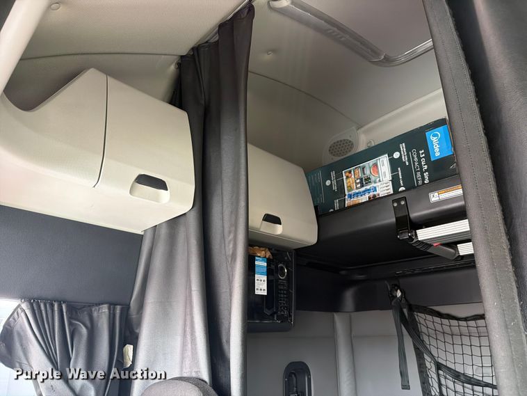 image for item YA3382 2020 Freightliner Cascadia semi truck